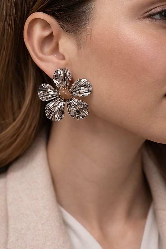 Çiçek Form Dokulu VIP Çelik Küpe – Kehribar Ton Detaylı