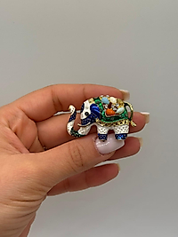 Renkli Taşlı Fil Figürlü Altın Detaylı Broş