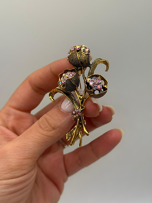 Pembe Zirkon Taşlı Gül Tomurcuğu Figürlü Altın Renk Broş
