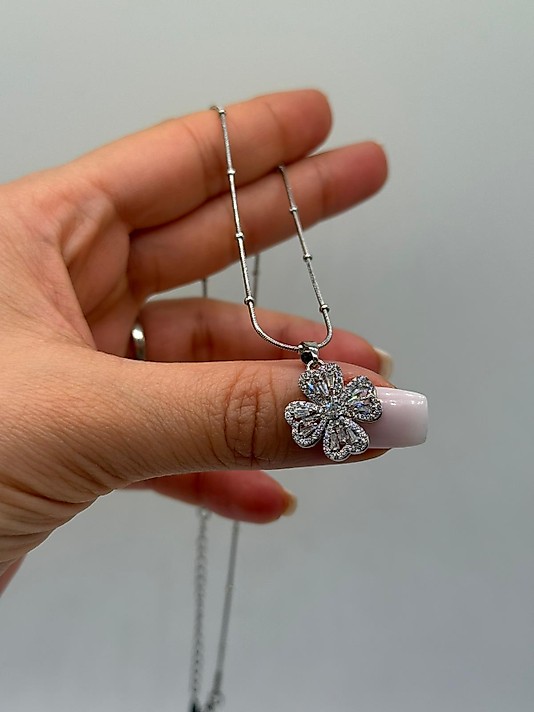 Şans Sembolü Dört Yapraklı Çiçek Kolye