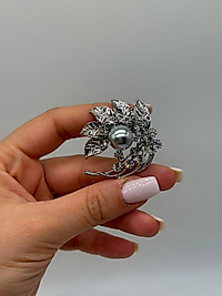 Gümüş Tonlu İnci ve Yaprak Detaylı Zarif Broş