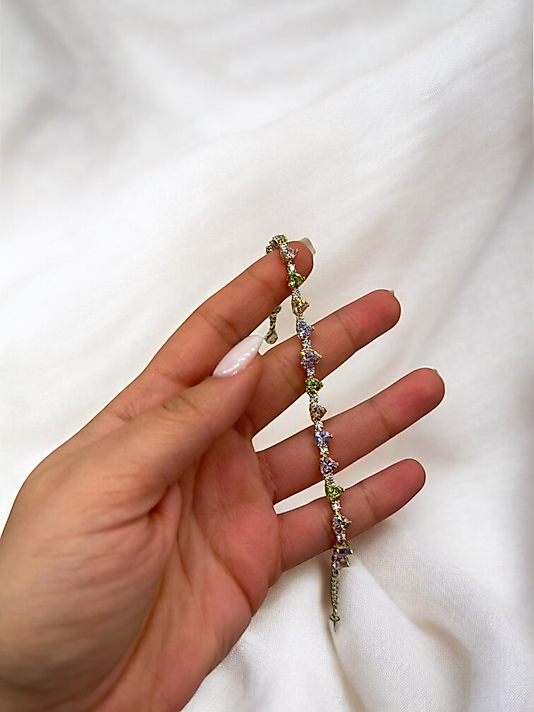 Renkli taş detaylarıyla tasarlanan ince VIP çelik bileklik, zarif ve enerjik bir şıklık sunar.