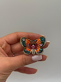 Renkli Mine ve Zirkon Taşlı Kelebek Figürlü Altın Renk Broş