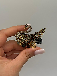 Altın Tonlu Taş Detaylı Kuğu Figürlü Vintage Broş