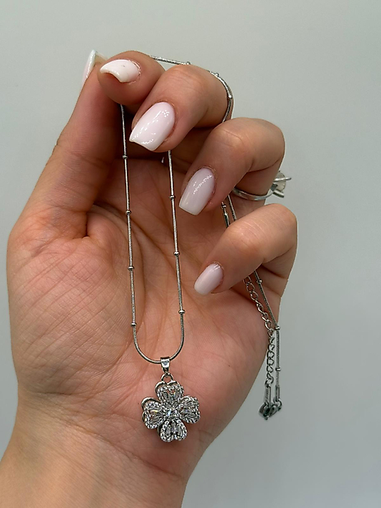 Şans Sembolü Dört Yapraklı Çiçek Kolye