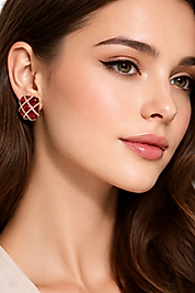 Kırmızı taş ve gold örgü detaylarıyla güçlü, şık ve dikkat çekici kadın küpe.