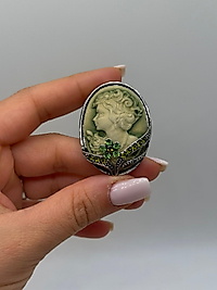 Yeşil Tonlu Cameo Figürlü Vintage Stil Broş