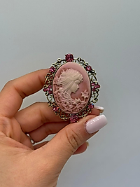 Pembe Cameo Figürlü Taş Detaylı Vintage Broş
