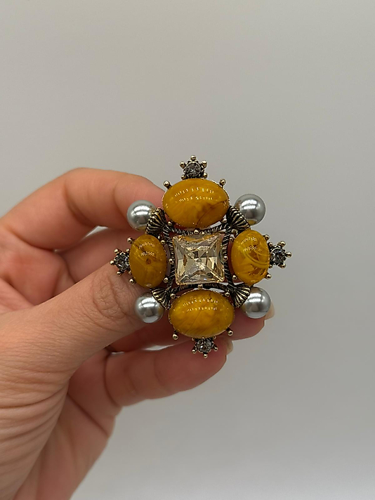 Hardal Tonlu Taşlı ve İnci Detaylı Antik Stil Broş