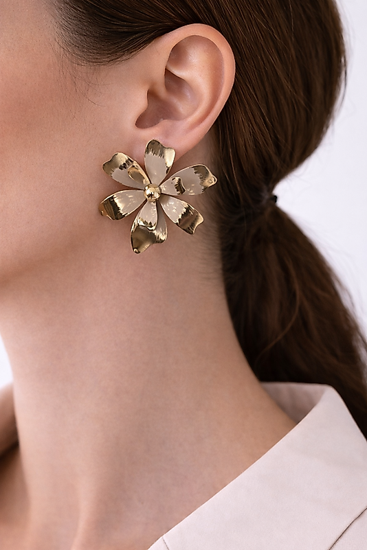 Gold Detaylı Bej Çiçek Formlu Gösterişli Kadın Küpe