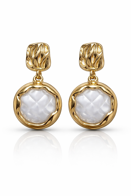 Beyaz Taşlı Gold Çerçeveli Sallantılı Kadın Küpe