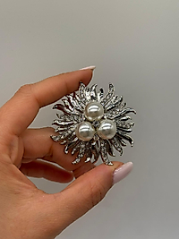 Zirkon Taşlı Üç İnci Detaylı Işıltılı Çiçek Broş