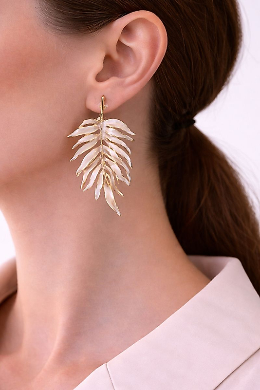 İnci Beyaz Yaprak Formlu Gold Detaylı Kadın Küpe