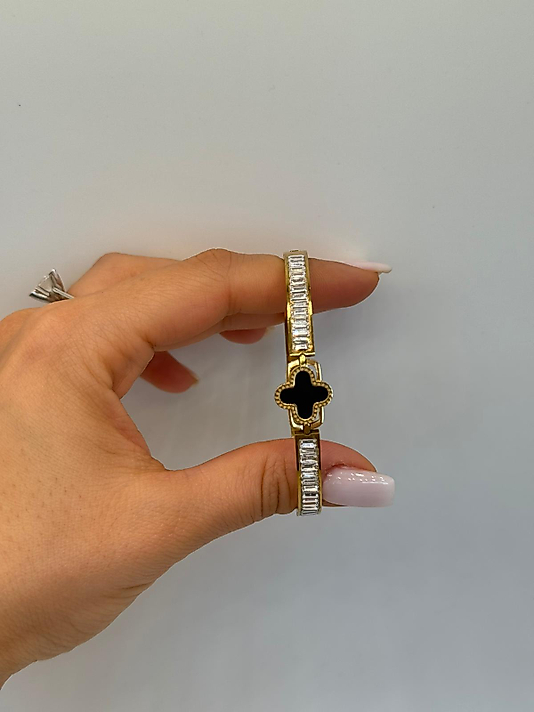 Xuping Siyah Yonca Detaylı Baget Taşlı Altın Renk Kelepçe