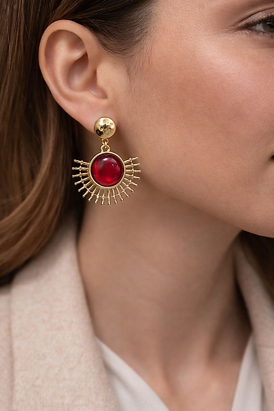 Kırmızı Taşlı Güneş Form Sallantılı VIP Çelik Küpe – 14K Altın Renk