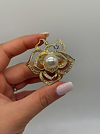 İnci Merkezli Altın Tonlu Taşlı Çiçek Broş