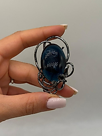 Lacivert Taşlı Modern Kıvrım Tasarım Broş