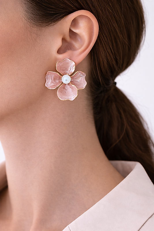 Pudra Çiçek Formlu İnci Detaylı Kadın Küpe