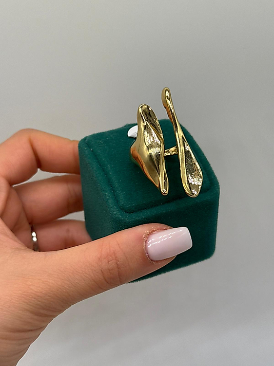 Zarif Akış Detaylı Gold Küpe